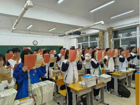 用心耕耘 用爱育人——高二优秀教师冯宇