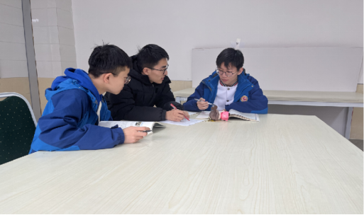 用心耕耘 用爱育人——高二优秀教师冯宇