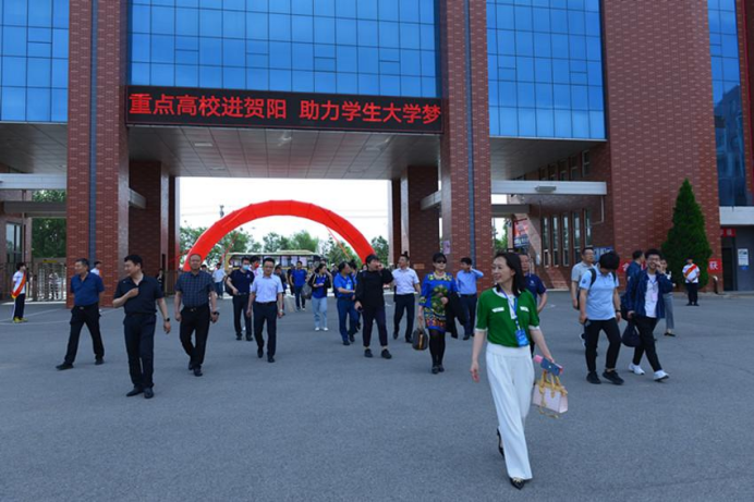 重点高校进中恒 助力学生大学梦——保定中恒高级中学高校巡展节