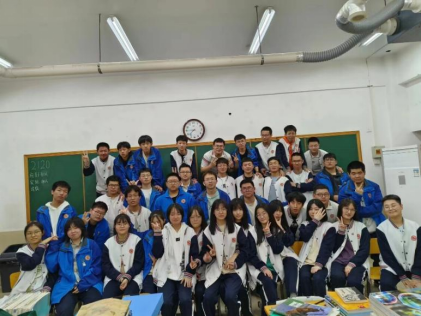 用心耕耘 用爱育人——高二优秀教师冯宇