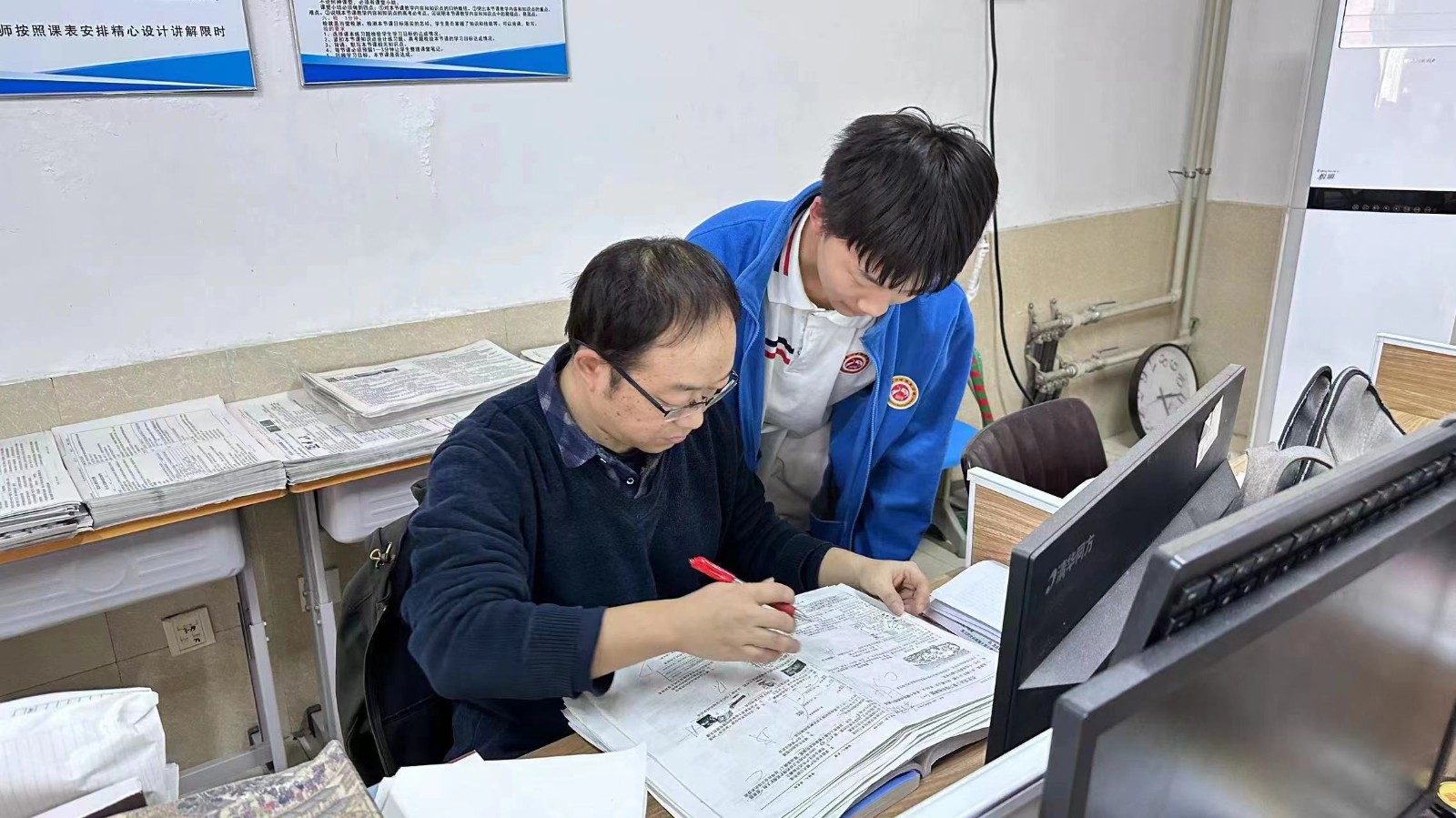 三尺讲台育桃李，一方黑板成栋梁——高二年级优秀教师王星