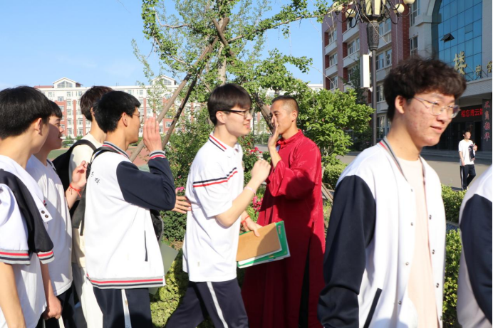 激情澎湃，共战高考——保定中恒高级中学高考送考名场面